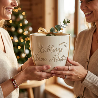 Personalisierter Blumentopf mit Gravur — Geschenk für Brow-Artistin — als persoenliche Geschenk-Uebergabe