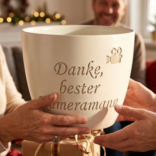 Personalisierter Blumentopf mit Gravur — Geschenk Kameramann Dankeschön — als persoenliche Geschenk-Uebergabe