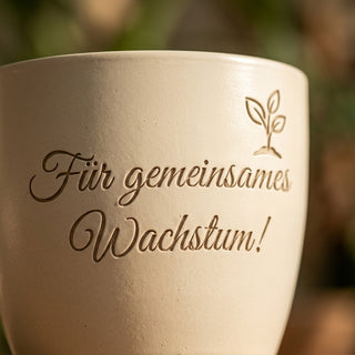 Personalisierter Blumentopf mit Gravur — Geschenk Key Account Manager — Detailaufnahme