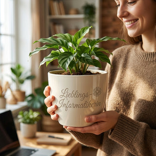 Blumentopf mit Gravur "Lieblings-Informatikerin" — Geschenk IT Kollegin — im Wohnambiente