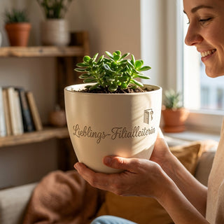 Personalisierter Blumentopf mit Gravur — Geschenk Filialleiterin Abschied — im Wohnambiente