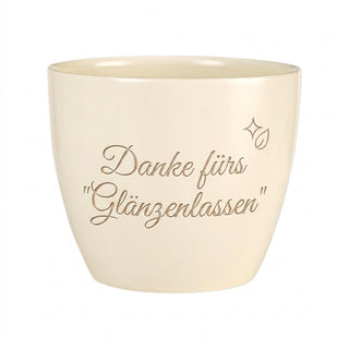 Personalisierter Blumentopf mit Gravur — Danke-Geschenk Reinigungskraft — Detailansicht der Lasergravur