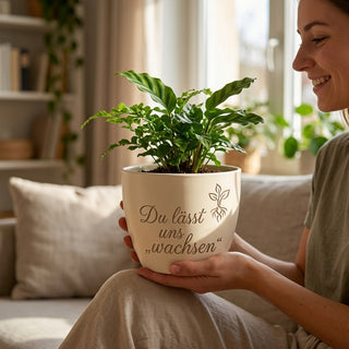Personalisierter Blumentopf 'Du lässt uns wachsen' — Geschenk Teamleiterin — im Wohnambiente