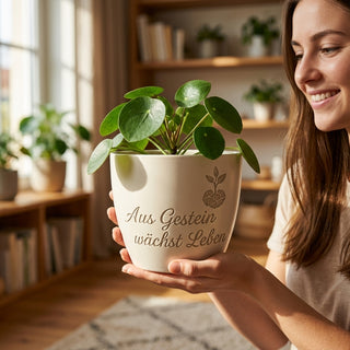 Blumentopf mit Gravur „Aus Gestein wächst Leben“ — Geschenk Geologe — im Wohnambiente