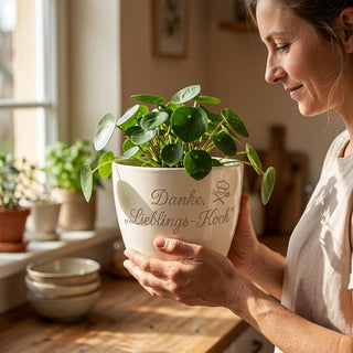Personalisierter Blumentopf mit Gravur — Geschenk für Catering & Koch — im Wohnambiente