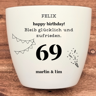 Weißer Blumentopf mit Gravur "Felix happy birthday! Bleib glücklich und zufrieden. 69. martin & tim" - 69. Geburtstagsgesc...