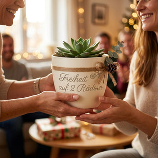 Personalisierter Blumentopf mit Gravur — Geschenk Motorradfahrerin Geburtstag — als persoenliche Geschenk-Uebergabe