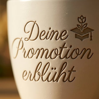Persönliches Geschenk für Doktoranden – Blumentopf mit Gravur: Deine Promotion erblüht — Detailaufnahme