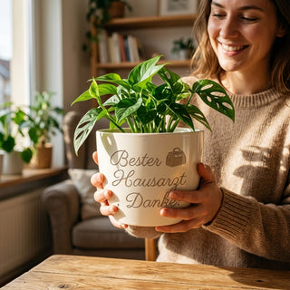 Personalisierter Blumentopf mit Gravur — Geschenk Hausarzt Dankeschön — im Wohnambiente