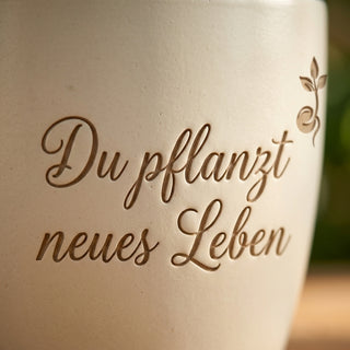 Personalisierter Blumentopf mit Gravur — Geschenk Notarzt Lebensretter — Detailaufnahme
