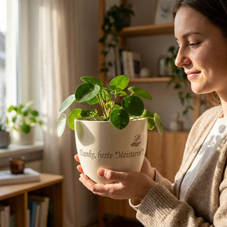 Personalisierter Blumentopf mit Gravur — Geschenk Meisterin Dankeschön — im Wohnambiente