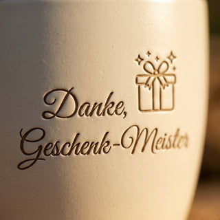 Personalisierter Keramik-Blumentopf mit Gravur für den Geschenk-Meister — Detailaufnahme