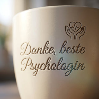 Personalisierter Blumentopf mit Gravur — Danke Geschenk für Psychologin — Detailaufnahme