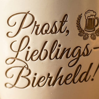 Geschenk für Biertrinker – Gravur: Prost, Lieblings-Bierheld! — Detailaufnahme