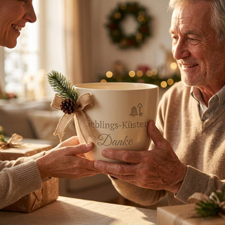 Personalisierter Blumentopf mit Gravur — Geschenk für Küster — als persoenliche Geschenk-Uebergabe