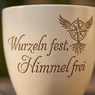 Blumentopf mit Gravur "Wurzeln fest, Himmel frei" — Geschenk Pilotin — Detailaufnahme