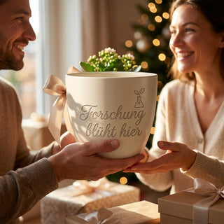Personalisierter Blumentopf — Geschenk Laborantin Forschung blüht hier — als persoenliche Geschenk-Uebergabe