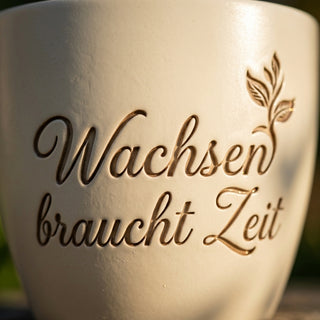 Personalisierter Blumentopf mit Gravur — Geschenk Nichte Geburtstag — Detailaufnahme