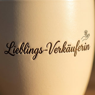 Personalisierter Blumentopf mit Gravur — Geschenk Einzelhandelskauffrau Abschied — Detailaufnahme