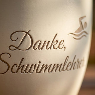 Personalisierter Blumentopf mit Gravur — Geschenk für Schwimmlehrer zum Dank — Detailaufnahme
