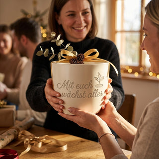 Personalisierter Blumentopf „Mit euch wächst alles“ — Team Geschenk Abschied — als persoenliche Geschenk-Uebergabe