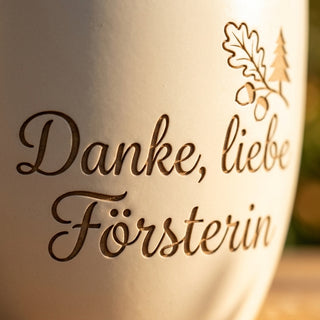 Personalisierter Blumentopf mit Gravur — Danke Geschenk Försterin Abschied — Detailaufnahme