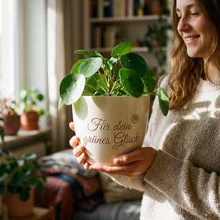 Personalisierter Blumentopf mit Gravur — Geschenk für die neue Meisterin — im Wohnambiente