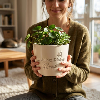 Personalisierter Blumentopf mit Gravur — Geschenk für Küster — im Wohnambiente