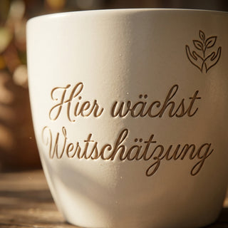 Personalisierter Blumentopf mit Gravur — Geschenk Geschäftsführerin — Detailaufnahme