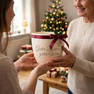 Geschenk für Kellermeister – Gravur: Guter Boden, guter Wein — als persoenliche Geschenk-Uebergabe