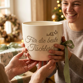 Personalisierter Blumentopf »Für die beste Tischlerin« — Geschenk Tischlerin — als persoenliche Geschenk-Uebergabe