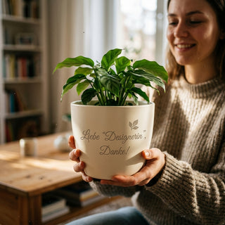 Personalisierter Blumentopf mit Gravur — Danke Geschenk Modedesignerin — im Wohnambiente