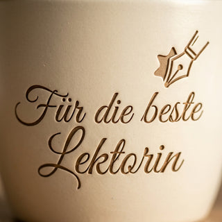 Personalisierter Blumentopf mit Gravur — Geschenk für Lektorin — Detailaufnahme