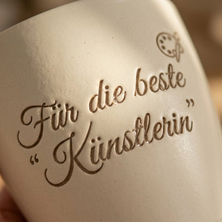 Personalisierter Blumentopf mit Gravur — Geschenk Künstlerin Geburtstag — Detailaufnahme