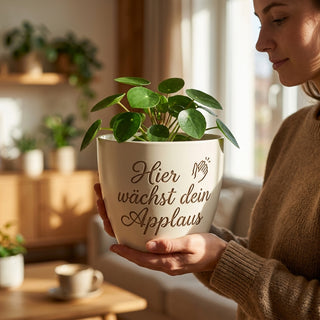 Personalisierter Blumentopf mit Gravur — Geschenk Opernsängerin Premiere — im Wohnambiente