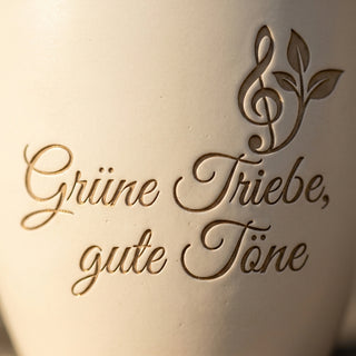 Einzigartiger Blumentopf mit Gravur für Musiker – Geschenk für Hobbymusiker — Detailaufnahme