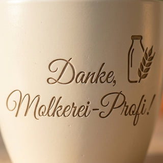 Personalisierter Blumentopf mit Gravur — Geschenk Molkereifachmann — Detailaufnahme