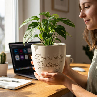 Personalisierter Blumentopf mit Gravur — Geschenk für Grafikerin zum Dank — im Wohnambiente