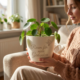 Personalisierter Blumentopf mit Gravur — Geschenk Psychologin Praxis — im Wohnambiente