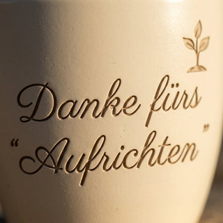 Personalisierter Blumentopf 'Danke fürs Aufrichten' — Geschenk Orthopäde — Detailaufnahme