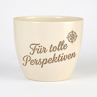 Personalisierter Blumentopf mit Gravur — Geschenk Kameramann Abschied — Detailansicht der Lasergravur