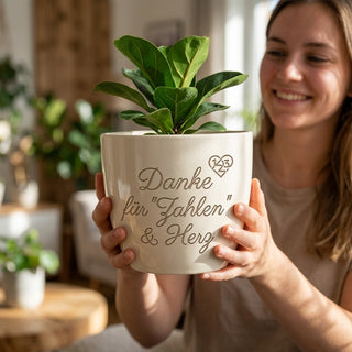 Personalisierter Blumentopf mit Gravur — Geschenk Controllerin Danke — im Wohnambiente