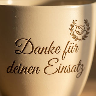Personalisierter Blumentopf mit Gravur — Geschenk Medizinische Fachangestellte — Detailaufnahme