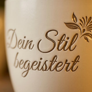 Personalisierter Blumentopf mit Gravur — Geschenk für Dekorateurin — Detailaufnahme