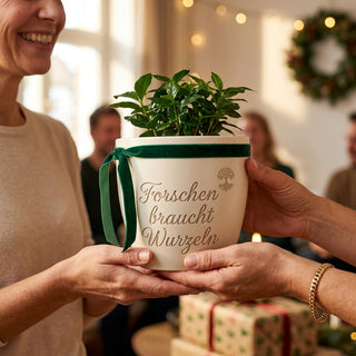 Personalisierter Blumentopf mit Gravur — Geschenk für Laborleiterin — als persoenliche Geschenk-Uebergabe