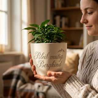 Personalisierter Blumentopf mit Gravur — Geschenk Snowboarder & Bergkind — im Wohnambiente