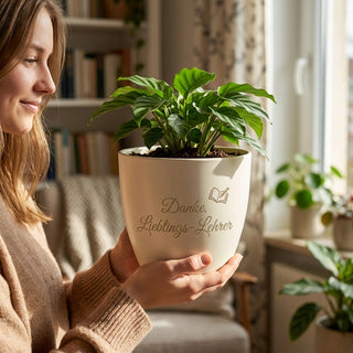 Personalisierter Blumentopf mit Gravur — Geschenk Gymnasiallehrer Abschied — im Wohnambiente