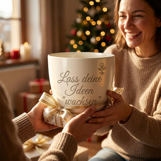 Geschenk für Designerin – Gravur: Lass deine Ideen wachsen — als persoenliche Geschenk-Uebergabe