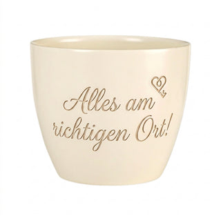 Personalisierter Blumentopf mit Gravur — Geschenk Fachkraft Lagerlogistik — Detailansicht der Lasergravur