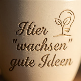 Blumentopf mit Gravur 'Hier wachsen gute Ideen' — Geschenk für Mediengestalterin — Detailaufnahme